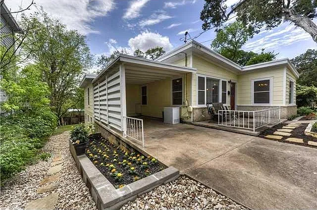 3 bed, 2.0 bath, 1400 sqft, $3,600 — Photo 2