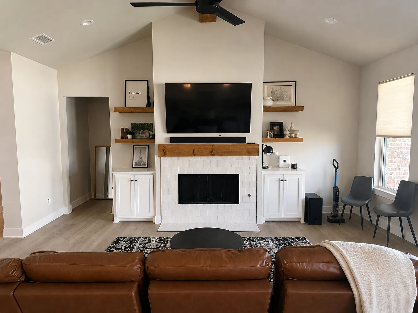 4 bed, 2650 sqft, $5,200 — Photo 2