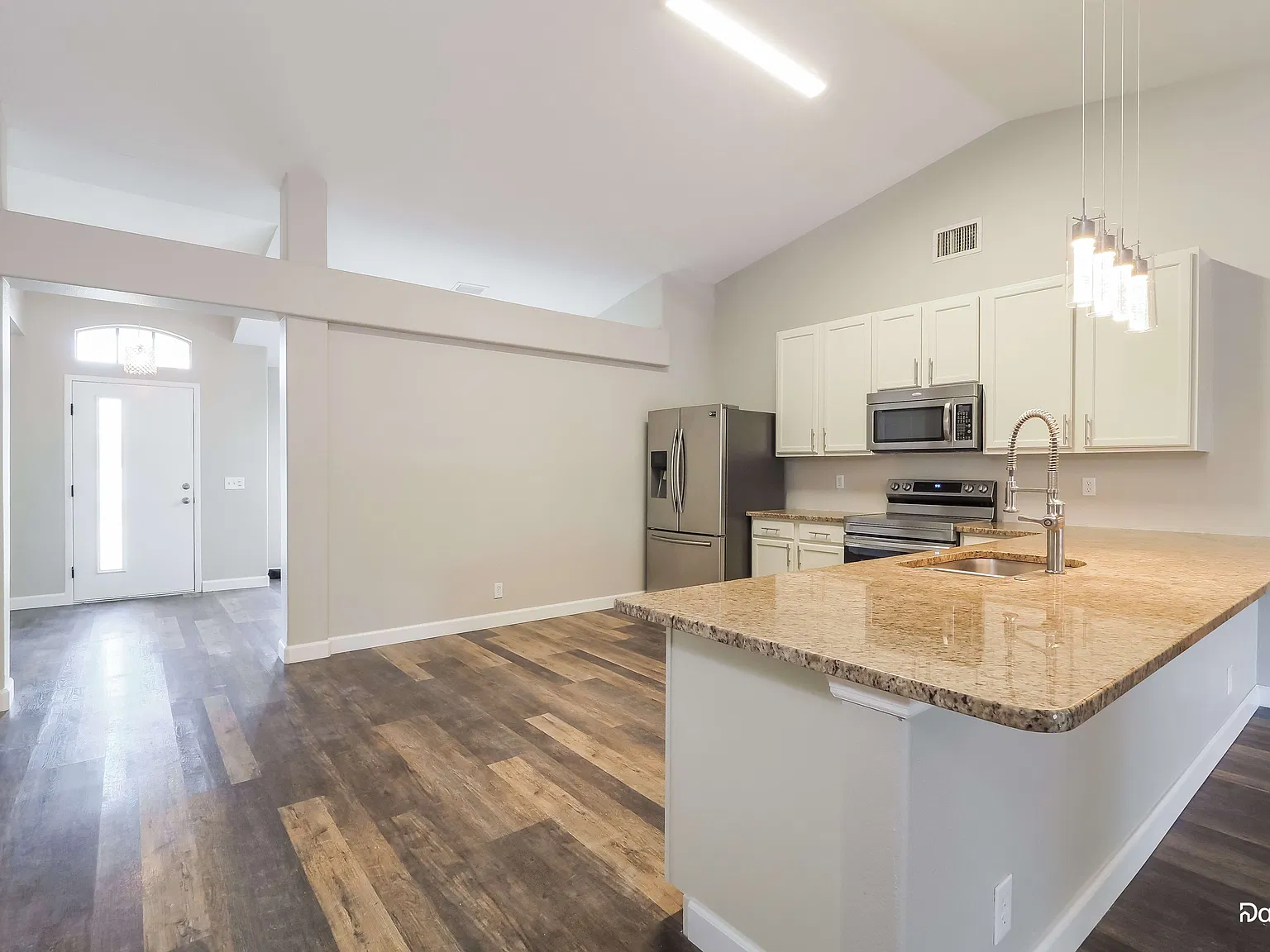 4 bed, 2.0 bath, 2074 sqft, $3,010 — Photo 4
