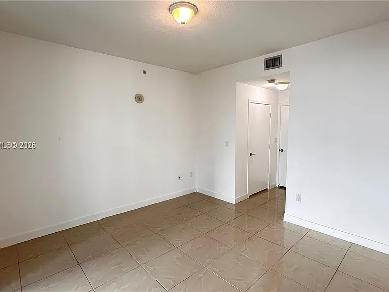 79 SW 12th St — Photo 7