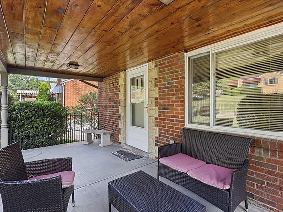 5th image of 1074 Roseanne Ave