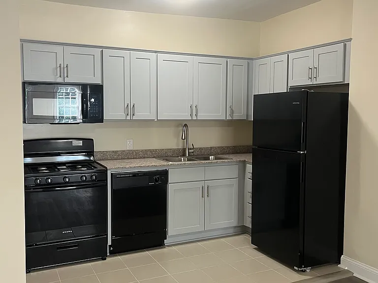 West Franklin Apts — Photo 30