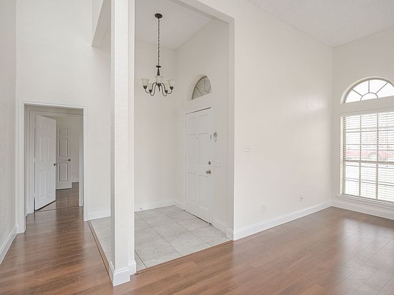 3rd image of 2075 Camelot Dr