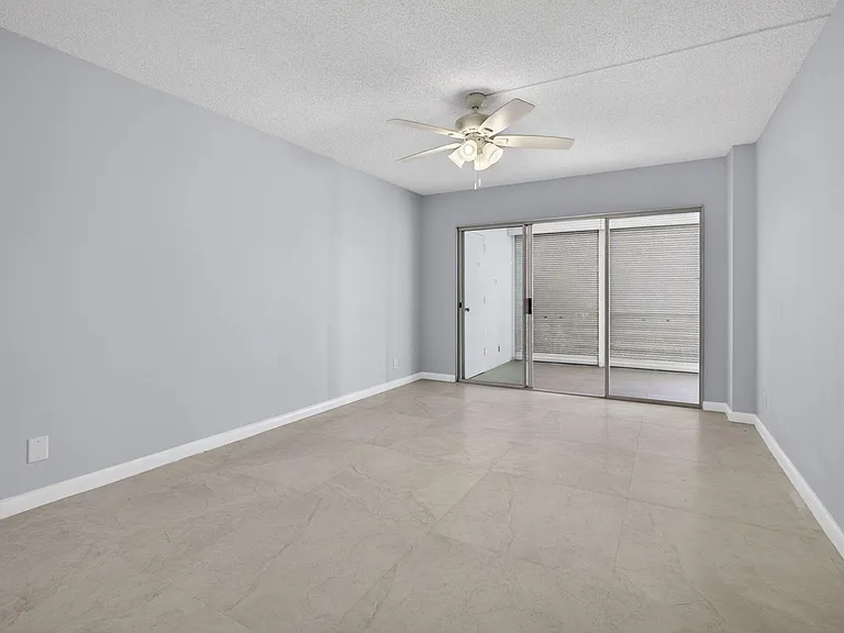 3590 Via Poinciana #202 — Photo 39