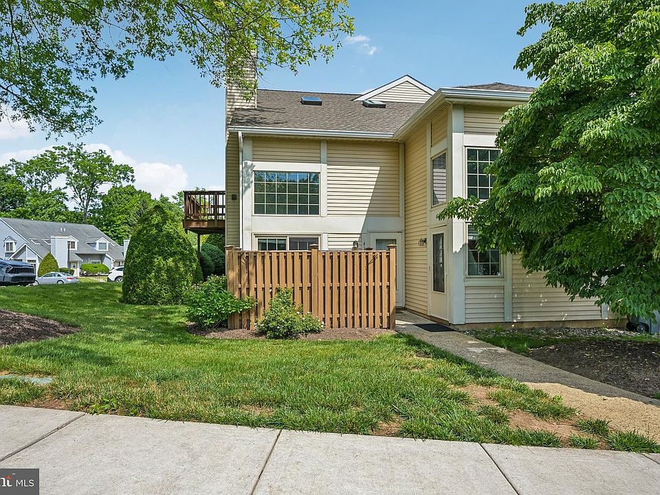 1st image of 418 Brown Briar Cir