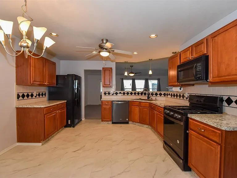16122 Speyburn Ct — Photo 2