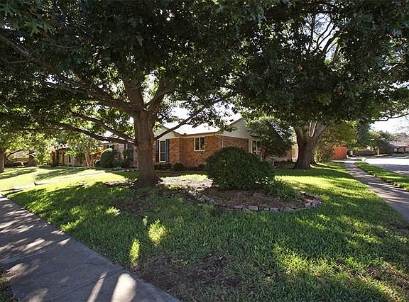2nd image of 1816 Knob Hill Dr