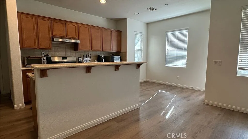 5 bed, 3.0 bath, 2700 sqft, $3,700 — Photo 4