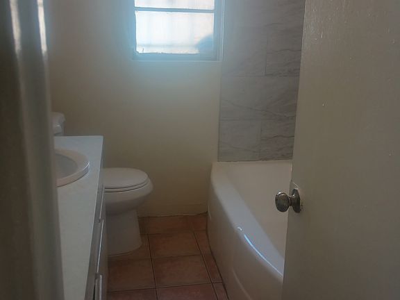 5th image of 124 E Buena Vista St