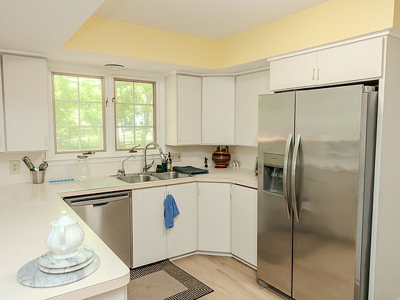 3rd image of 1958 W Twin Oaks Ct