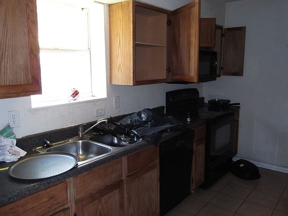 4th image of 915 Royal Crest Dr