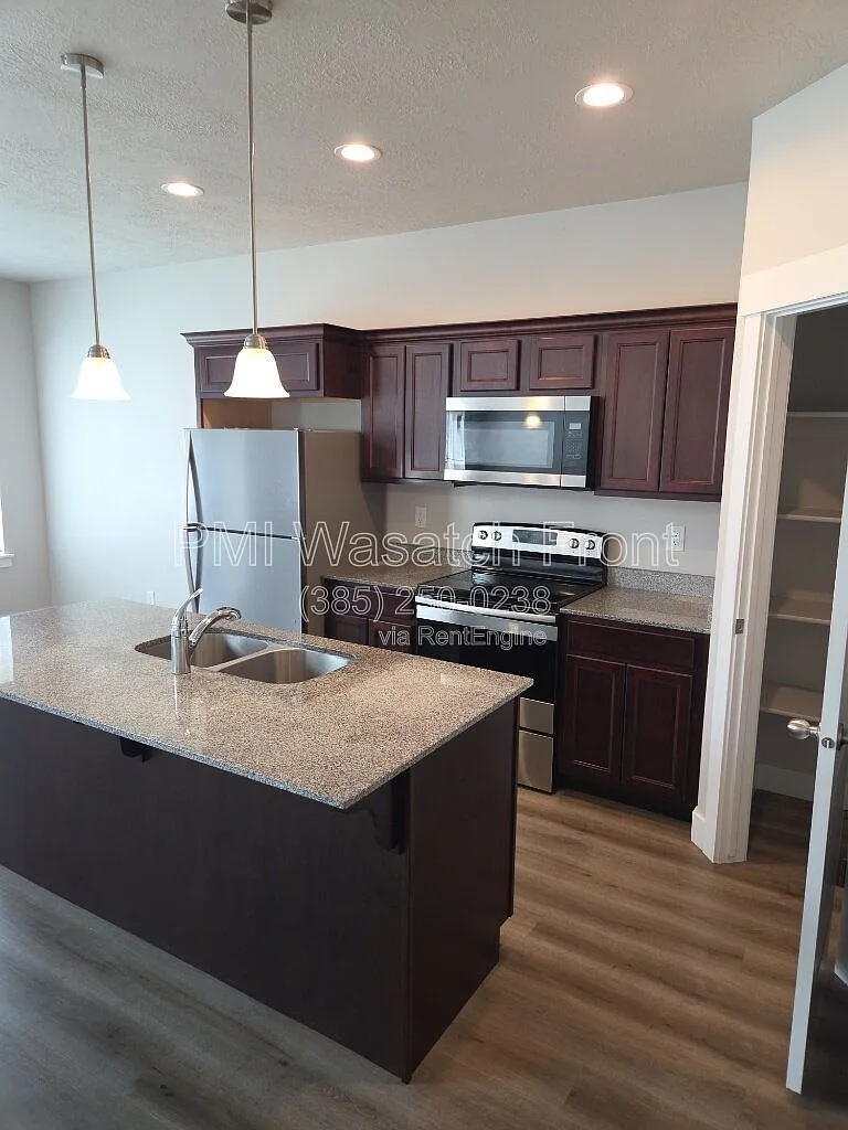 3 bed, 2.5 bath, 2332 sqft, $2,250 — Photo 3