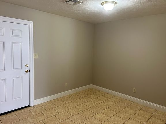 5th image of 3761 Newcastle Dr