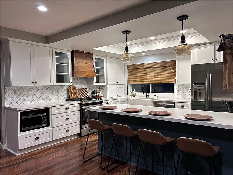701 Longfellow Dr — Photo 3