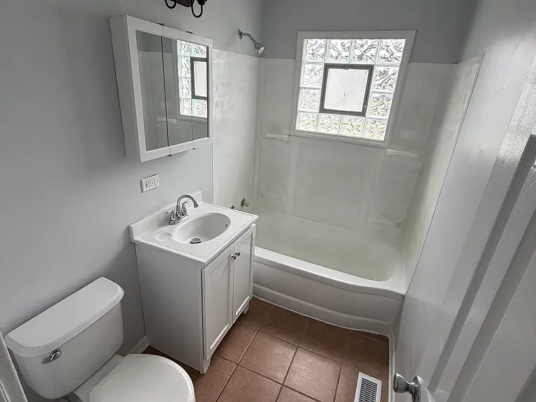1726 Hosmer Ln — Photo 8
