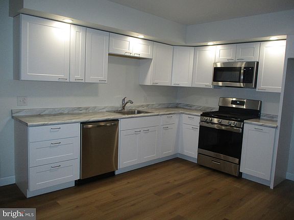 5th image of 3235 Marion St