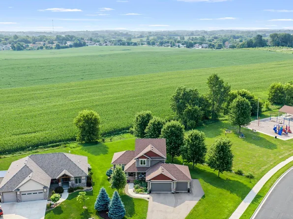 900 Heritage Trl NE, New Prague, MN 56071