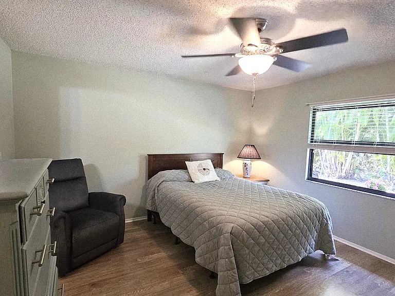 Master bedroom-Queen
