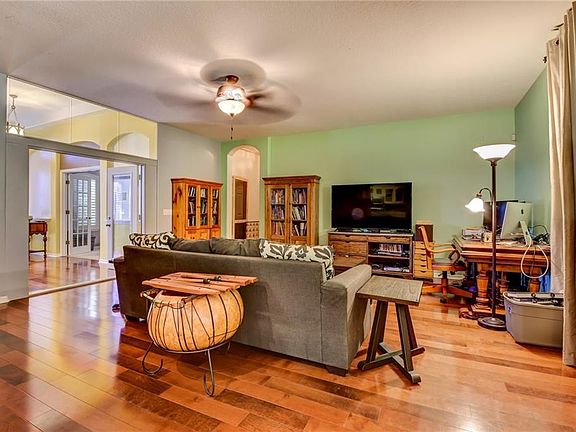 5th image of 112 Crystal Oak Dr