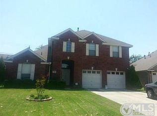 419 Lindsey Ln, Grand Prairie, TX 75052