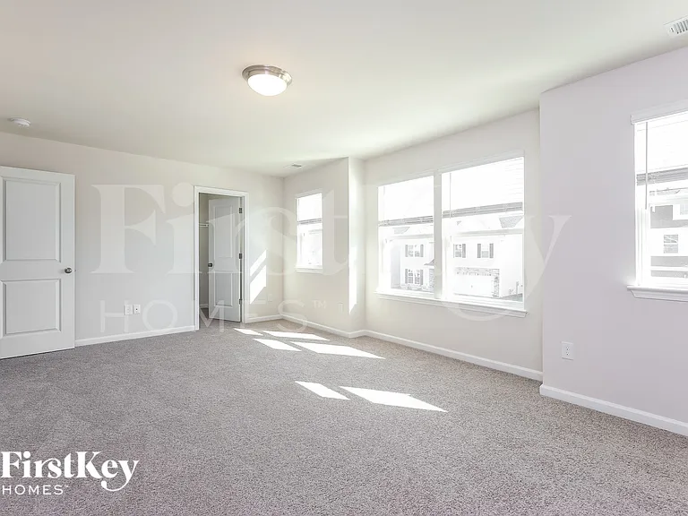 565 Hillpark Ln — Photo 12