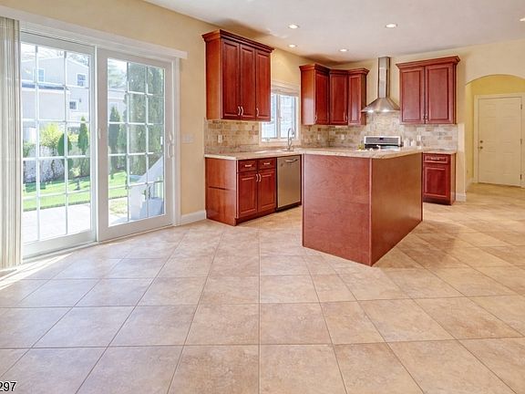 4th image of 24 Pine Brook Rd