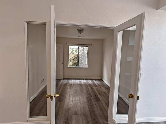 4th image of 537 E Stephanie Dr
