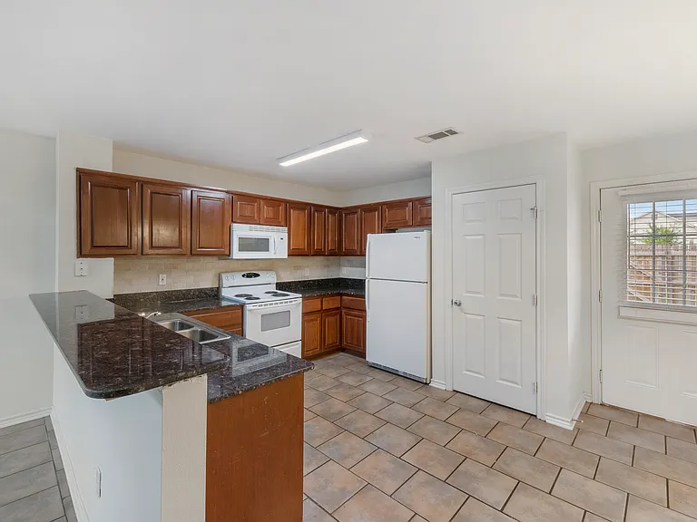 1720 Boardwalk Ct — Photo 8