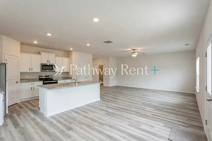 608 Mackenzie Cv — Photo 7