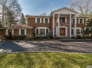 2 Stepping Stone Cres, Dix Hills, NY 11746