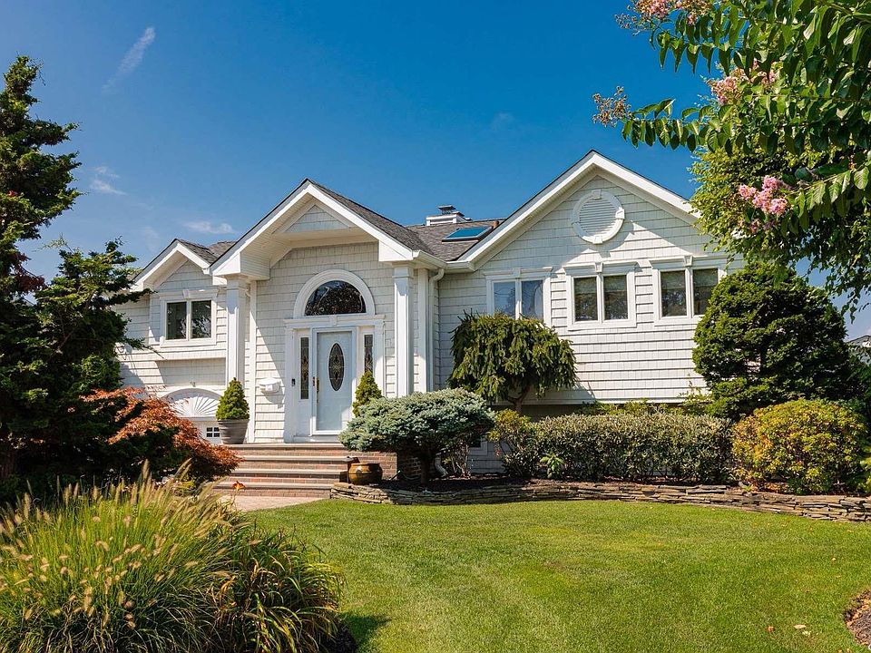 1st image of 44 Secatogue Lane