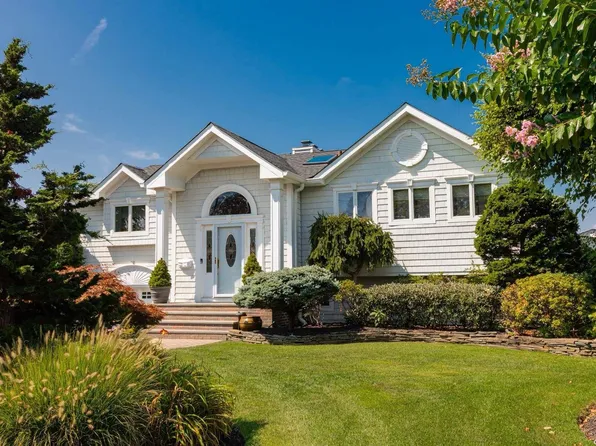 44 Secatogue Lane, West Islip, NY 11795