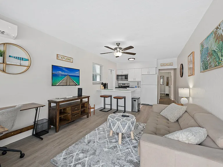 310 NE 6th St #1 — Photo 3