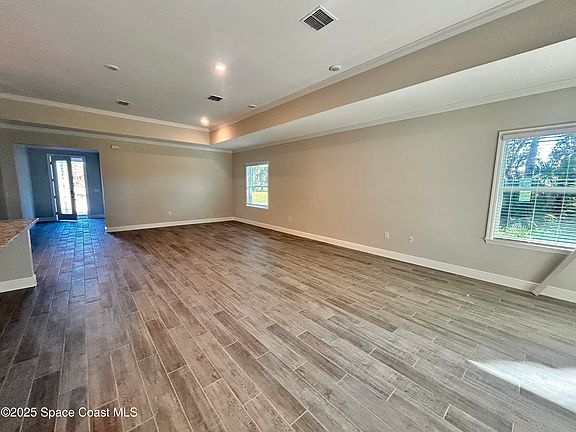 4th image of 929 Altair Way