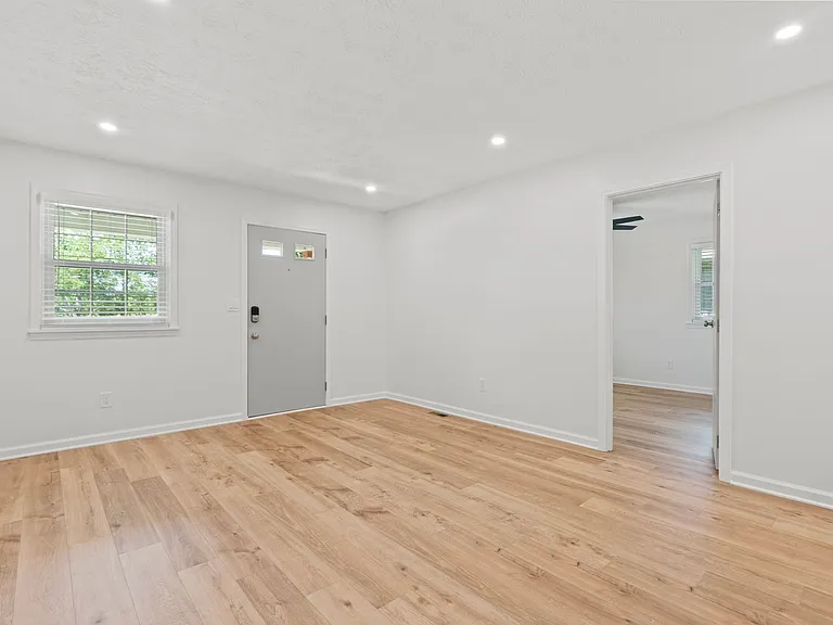 599 Buckingham Ln — Photo 8
