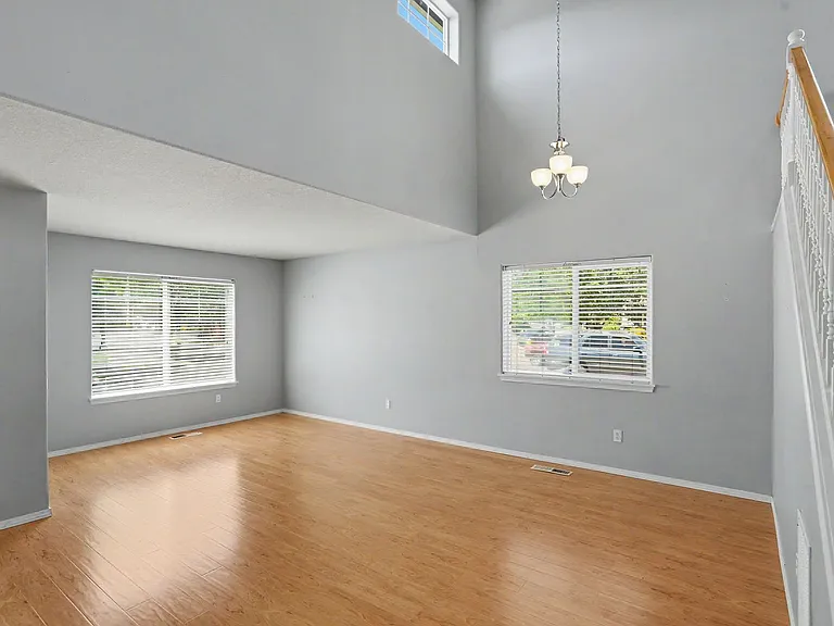 305 Casting St SE — Photo 8