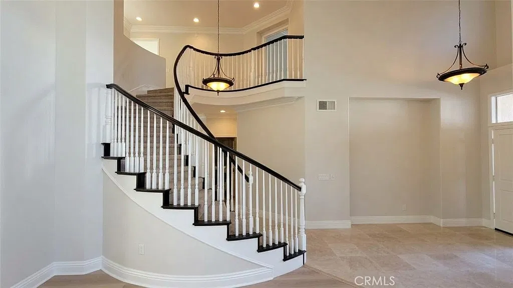 4 bed, 2373 sqft, $9,000 — Photo 3