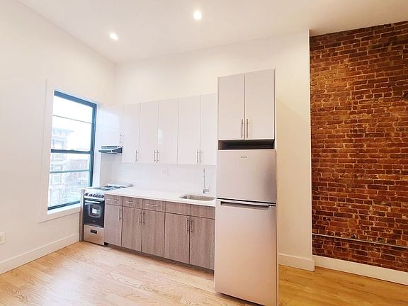 4th image of 1092 Bedford Ave APT 2