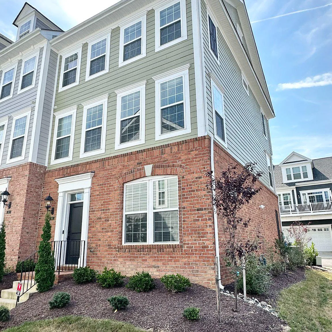 3 bed, 4.0 bath, 2024 sqft, $3,200 — Photo 2