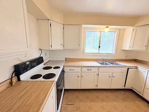 4th image of 12063 Woodacre Rd