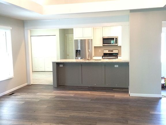 5th image of 275 Green Oak Dr
