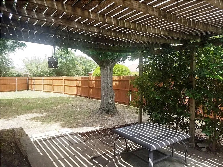 2425 Inverness Dr — Photo 15