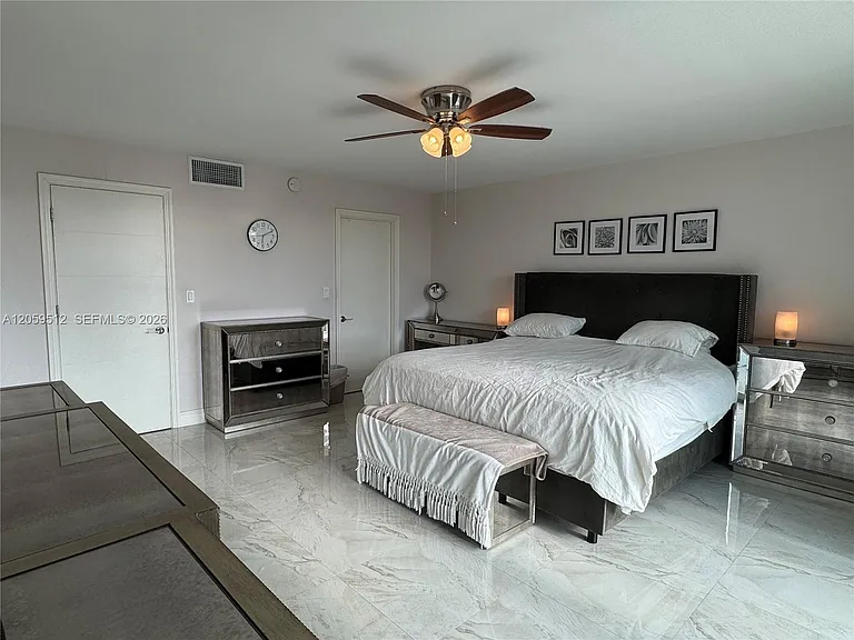 921 NE 26th Ave — Photo 8