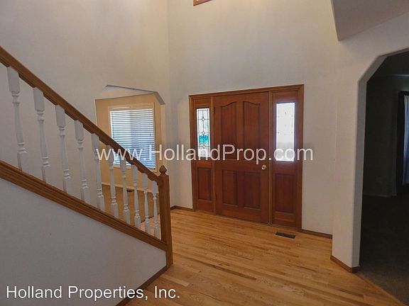4th image of 696 NE Terry Ct