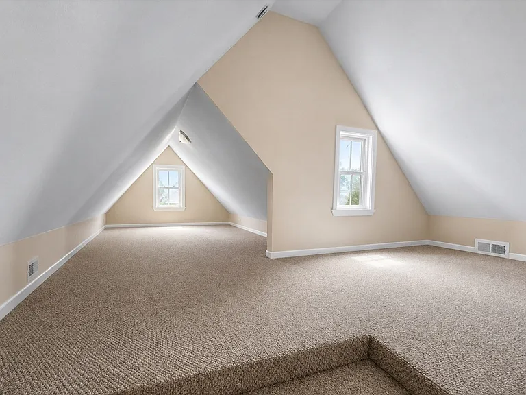27 Franklin Ave — Photo 12