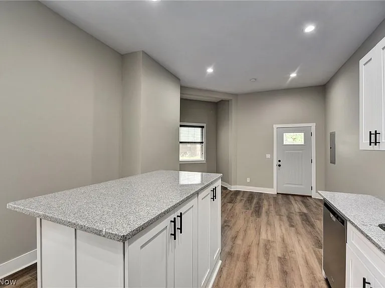 6014 Franklin Blvd #1 — Photo 12