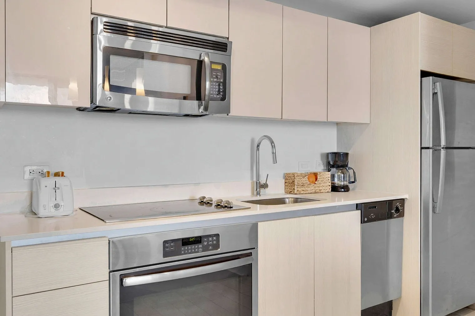 2 bed, 2.0 bath, 990 sqft, $8,058 — Photo 4