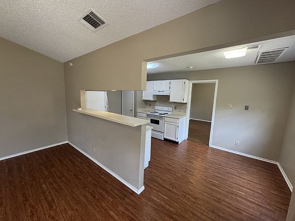 5th image of 6103 Parkwood Dr #B