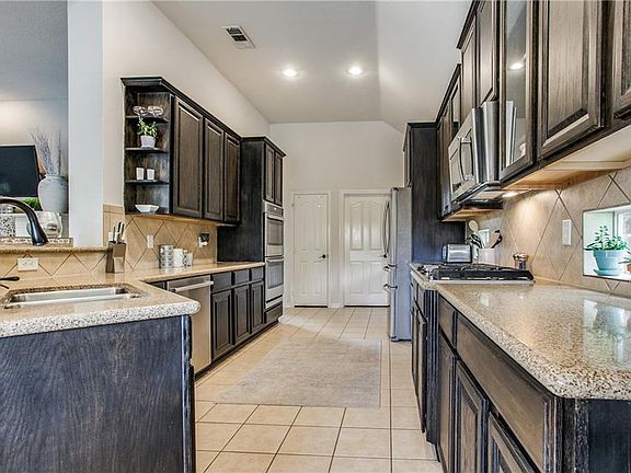 4th image of 826 Shady Meadow Dr