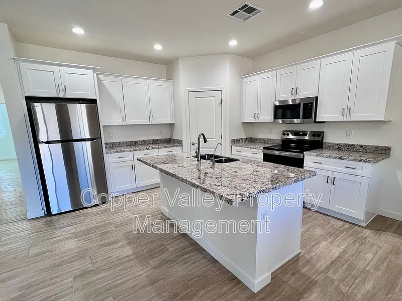 4 bed, 2.0 bath, 1887 sqft, $3,100 — Photo 2